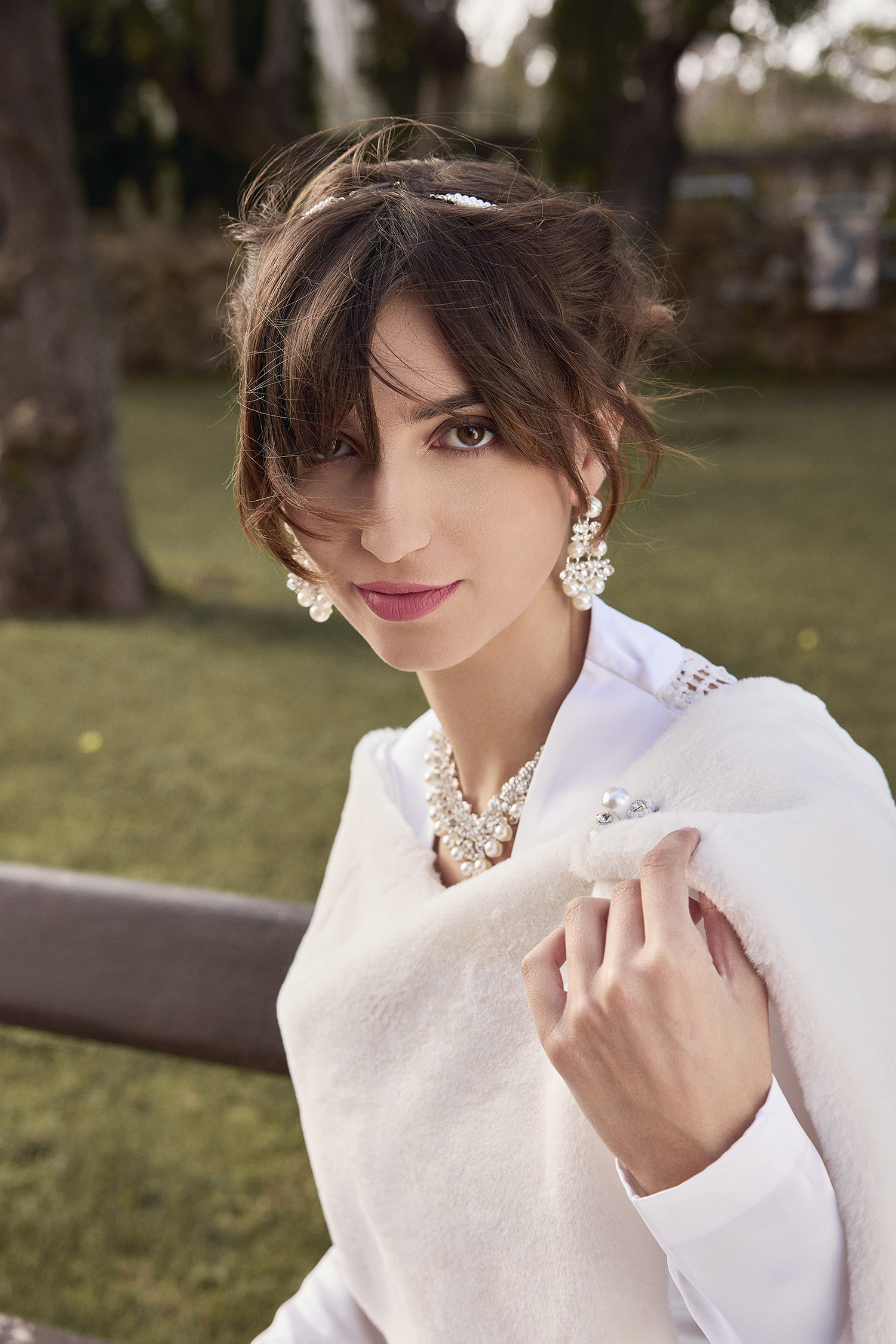 sposa-indossa-stola-finta-pelliccia-lapin-modello-teresa-con-spilla-ricamata