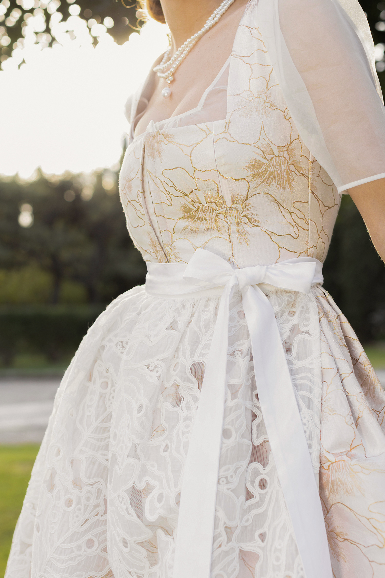Dirndl-grembiule-modello-sforza-tulle-ricamato-foglie-nastri-duchesse-bianca