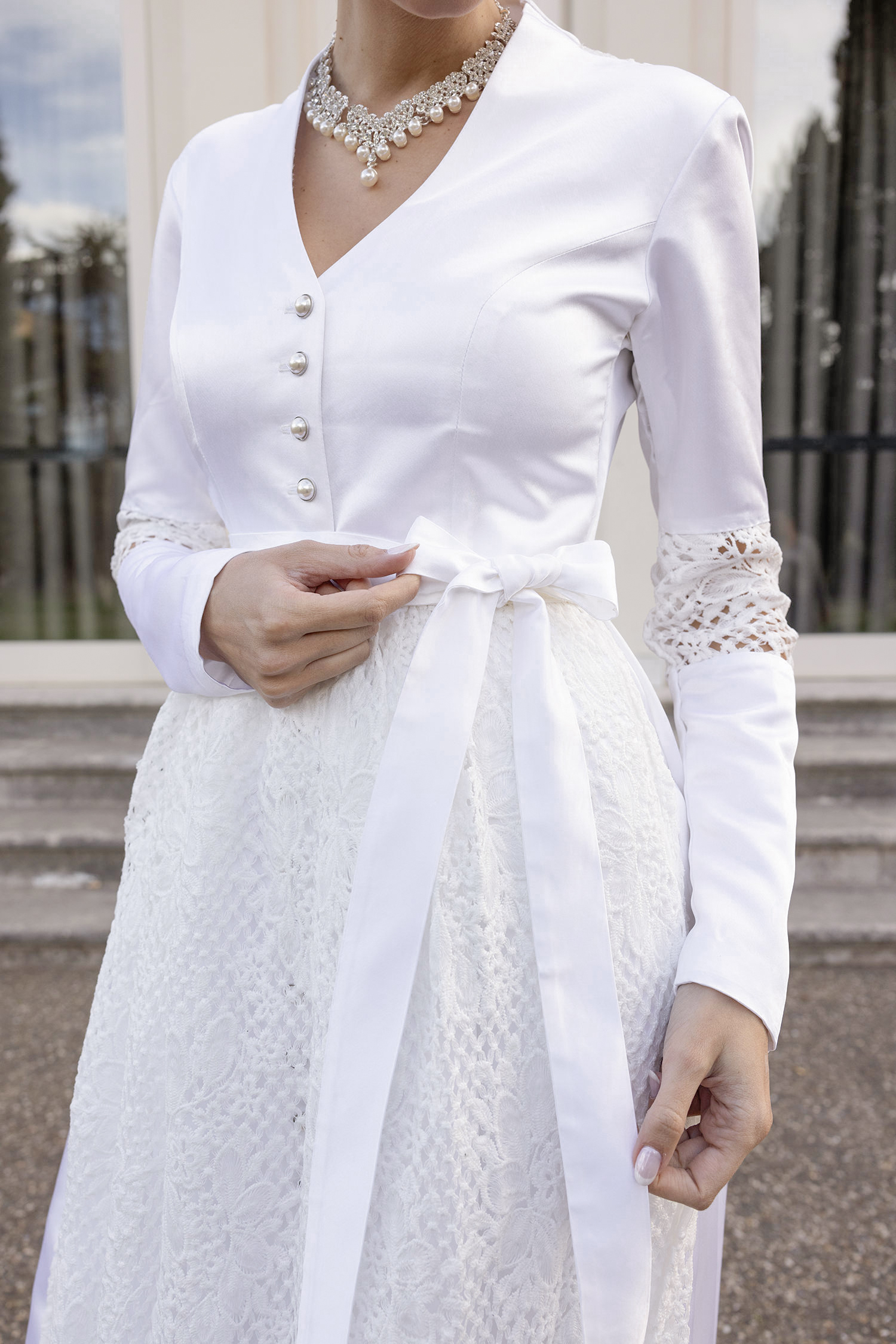 sposa-indossa-dirndl-duchesse-manica-lunga-con-bottoni-con-grembiule-pizzo-macramè-modello-borgia