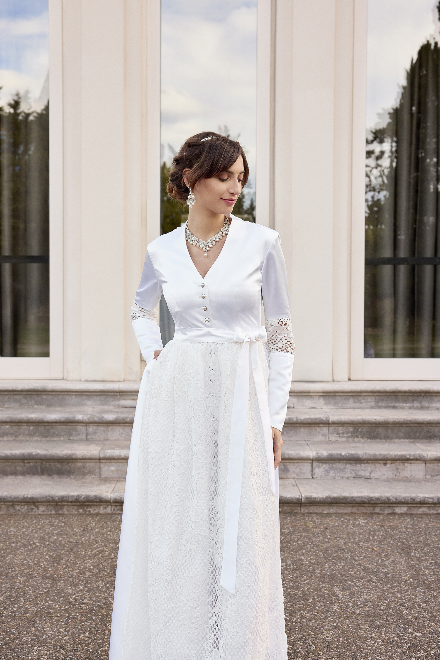 sposa-indossa-dirndl-duchesse-manica-lunga-con-bottoni-con-grembiule-pizzo-macramè-modello-borgia