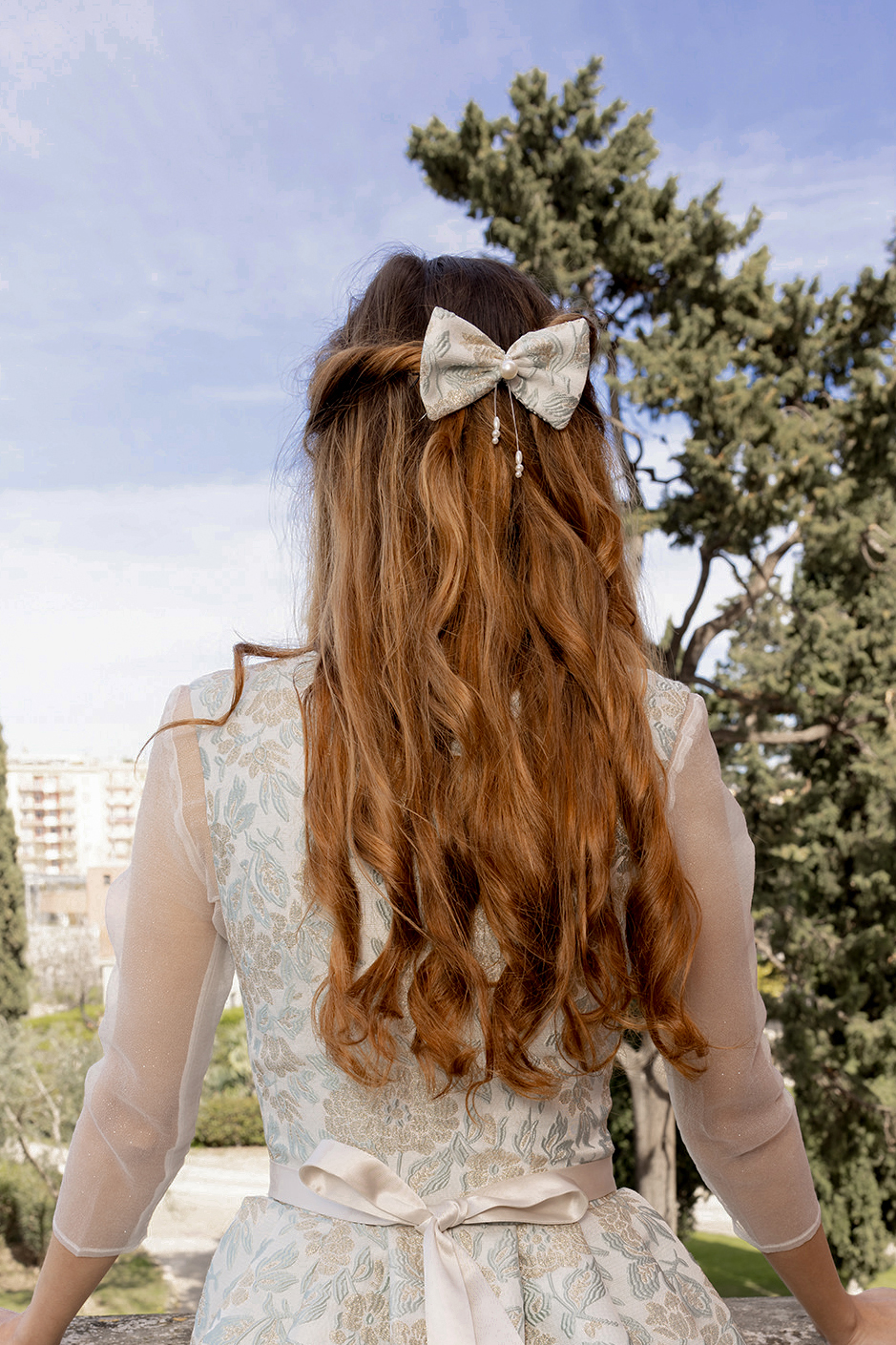 sposa-indossa-pettine-small-bow-perle-capelli-color-seafoam